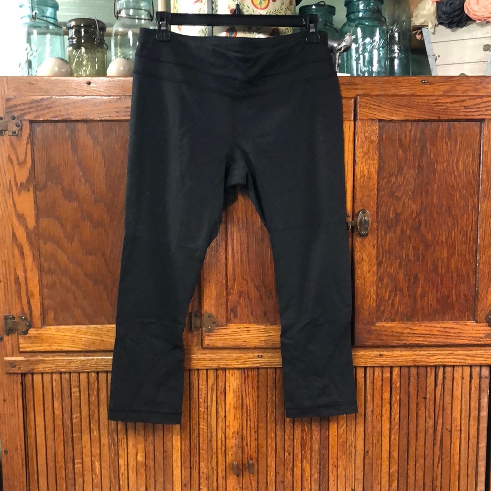 Lululemon athletic crop leggings ~ size 8